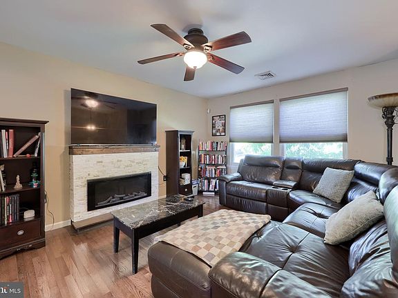 3rd image of 2837 Pebblebrook Dr
