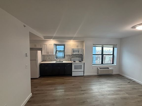 2nd image of 2829 Valentine Ave #11G