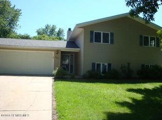 409 Meadow Lark Ln, Dodge Center, MN 55927