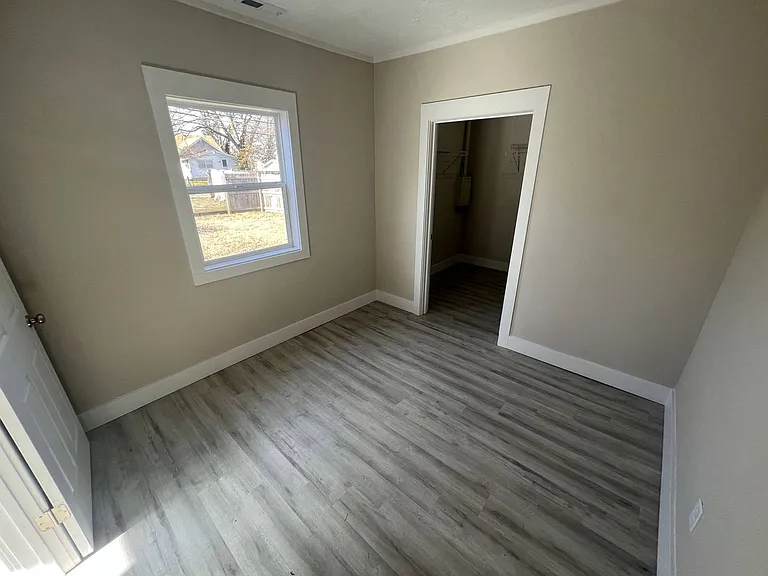 2251 N Rogers Ave — Photo 12