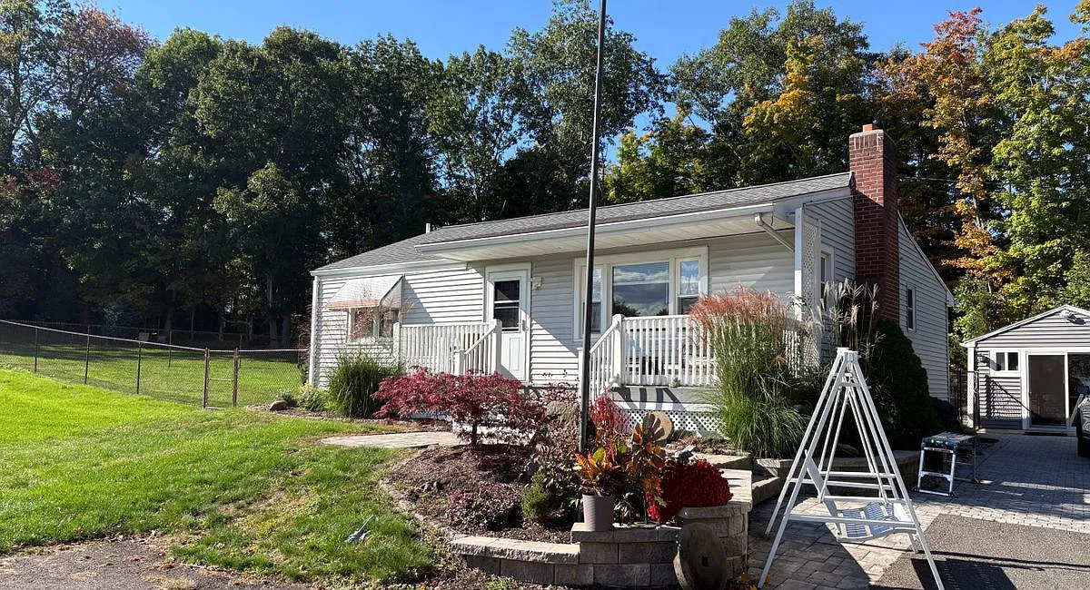 2 bed, 1.0 bath, 1001 sqft, $2,850 — Photo 1