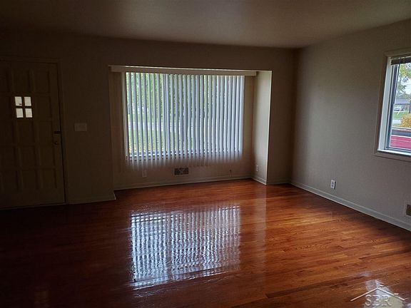 4th image of 2940 S Outer Dr