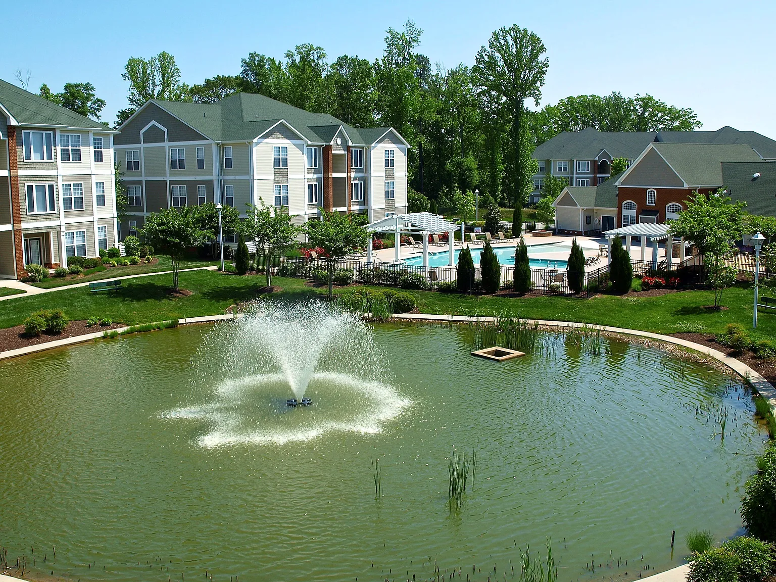 Rivermont Crossing Townhomes & Apartments — Photo 1