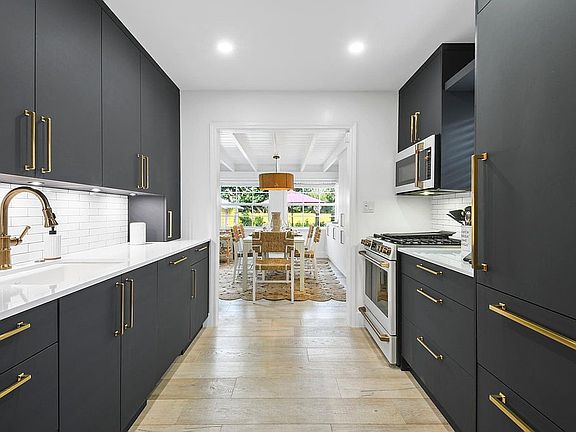 3rd image of 612 N Palmway