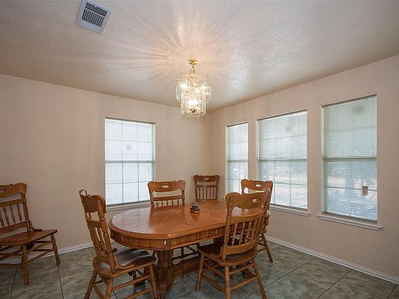 5th image of 303 Teakwood Ave