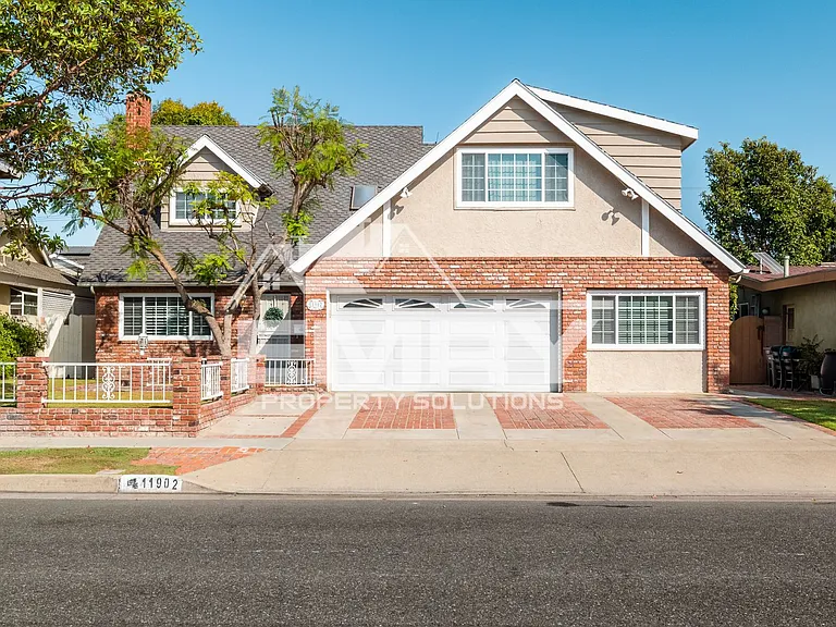 11902 Pine St — Photo 2