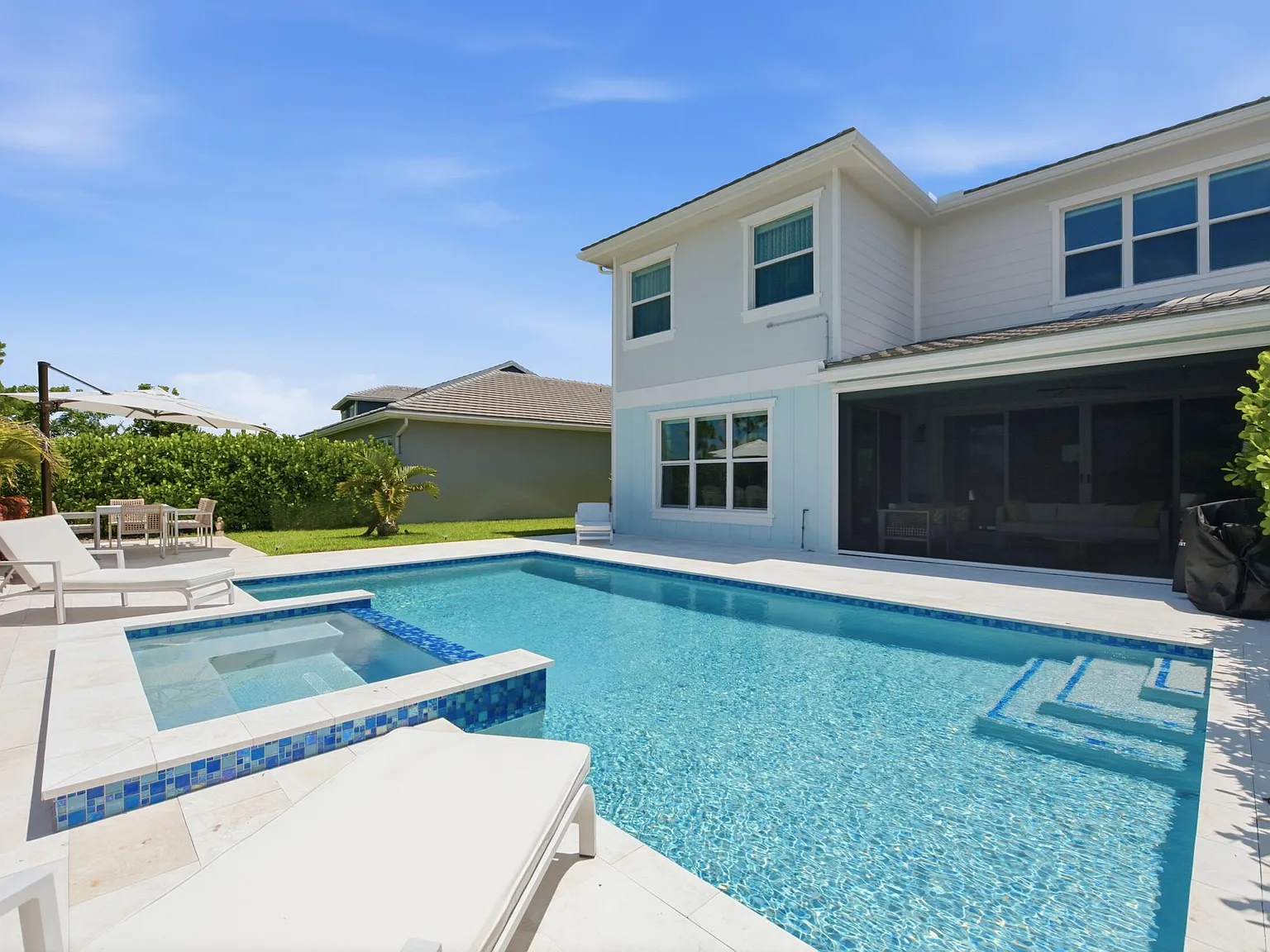 5 bed, 5.0 bath, 3297 sqft, $8,900 — Photo 3