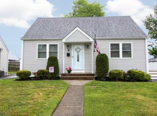 6 Knollwood Rd, Totowa, NJ 07512