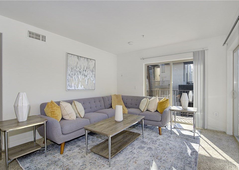 1st image of 801 W Hawthorn St Unit 202