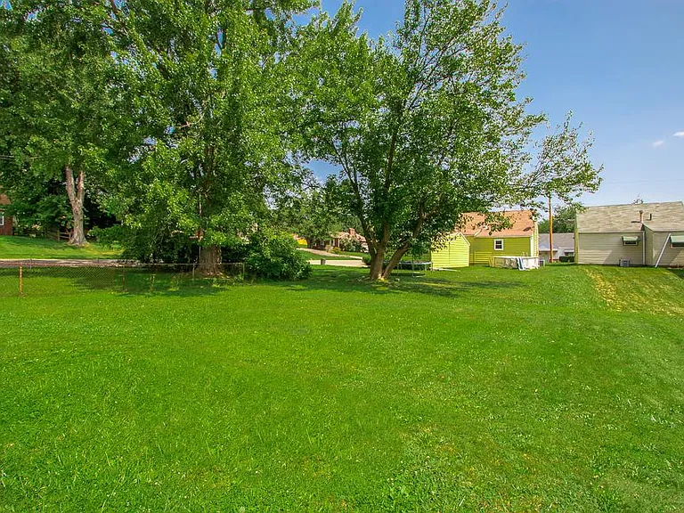 212 Cornelia Ave NE — Photo 3