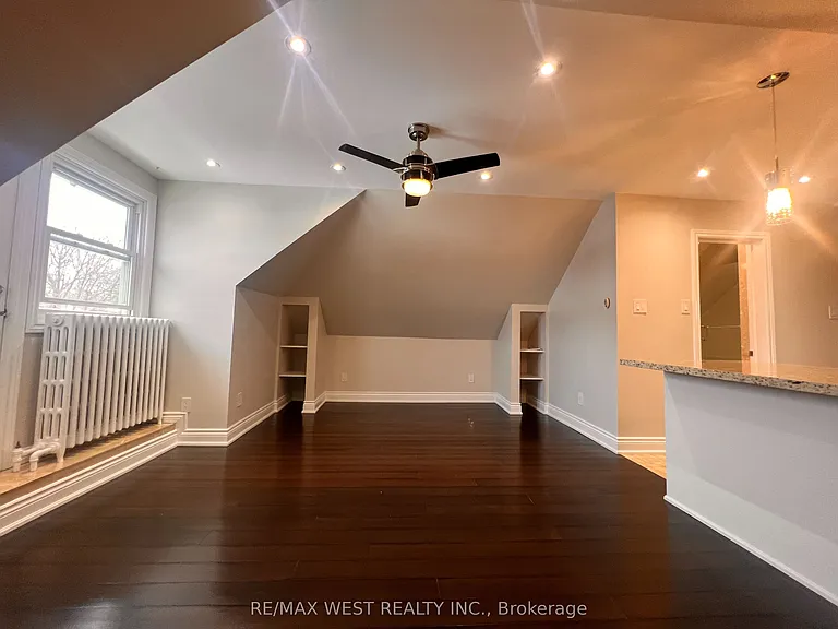 900 Avenue Rd #3 — Photo 16