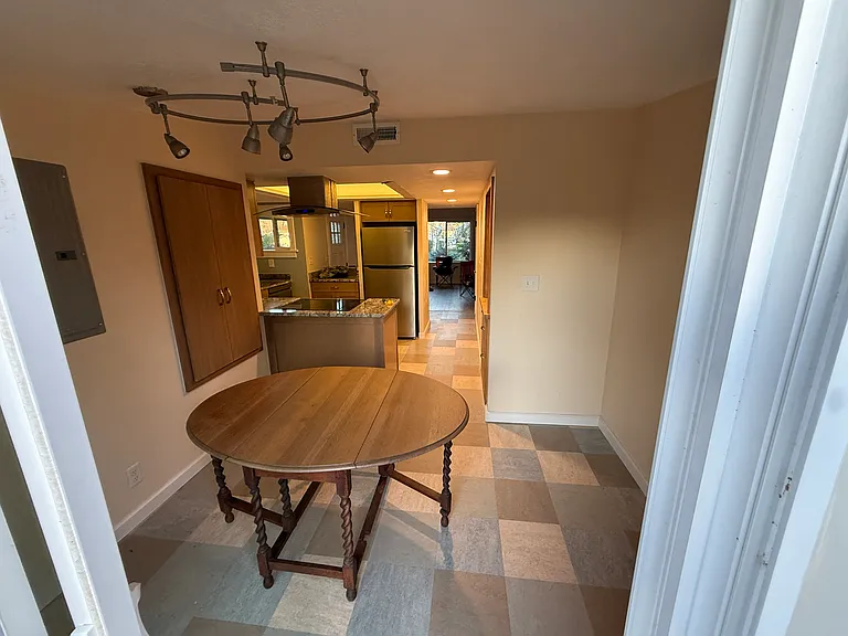 414 Newtown St — Photo 11