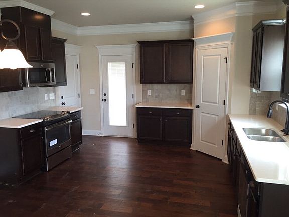 4th image of 394 Purbeck Ln