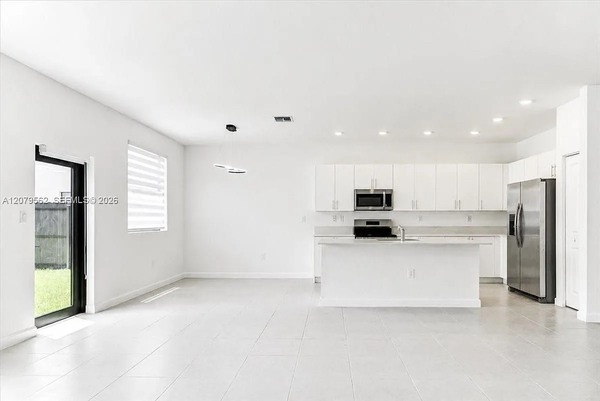 4 bed, 1000 sqft, $4,100 — Photo 3
