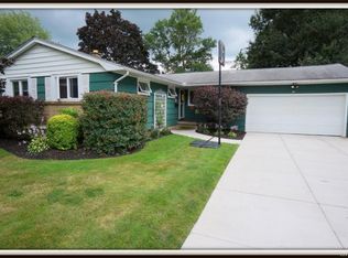 36 Lincolnshire Dr, Lockport, NY 14094