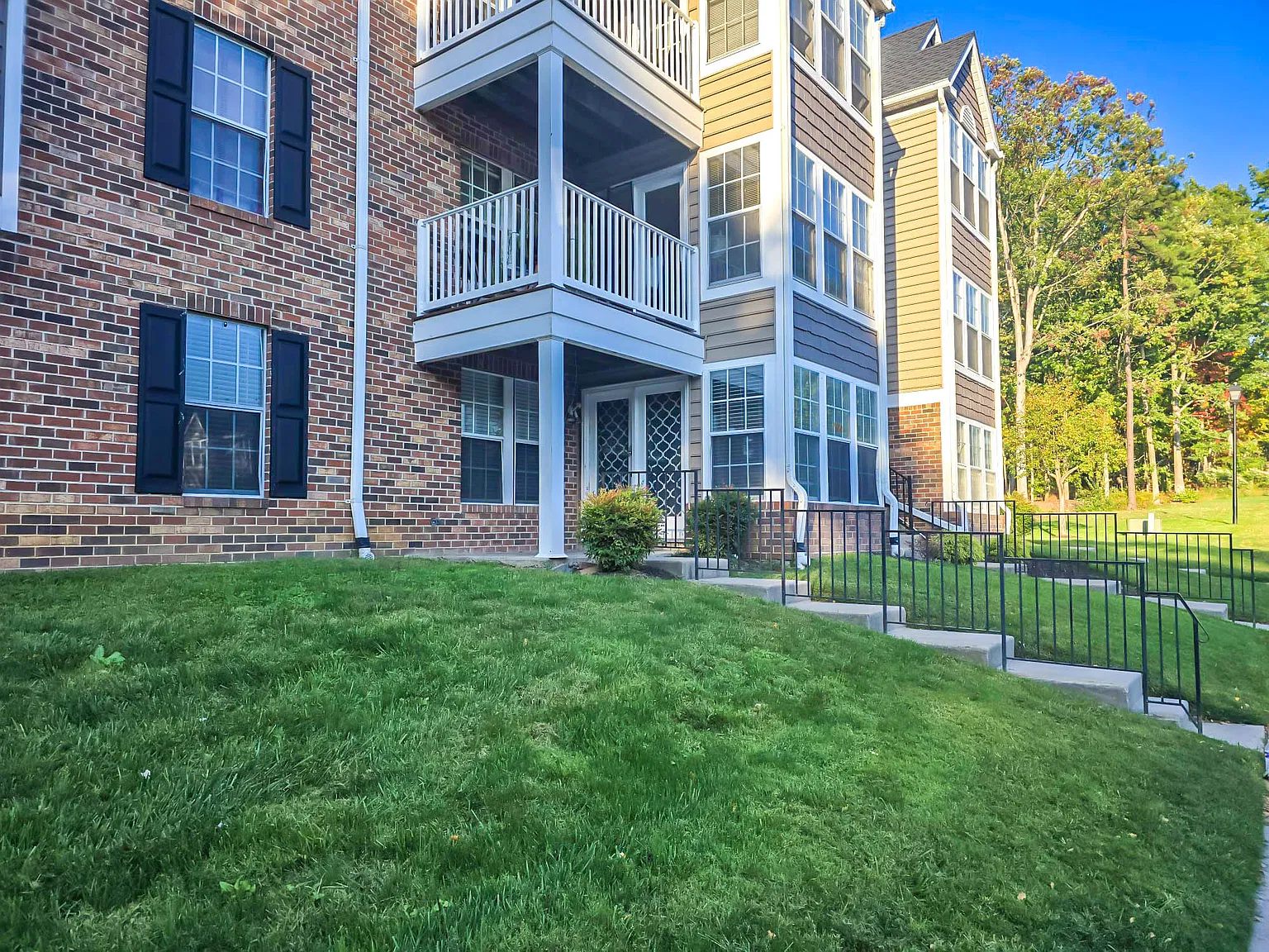 2 bed, 1000 sqft, $1,398 — Photo 2