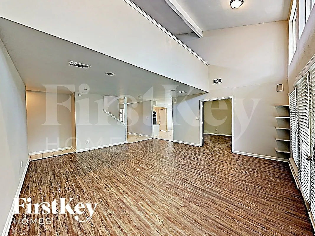 3 bed, 2.0 bath, 2362 sqft, $2,280 — Photo 2