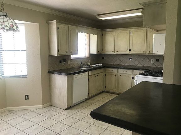 3rd image of 1319 Travis St