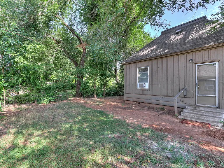 Side door & fenced side/back yards