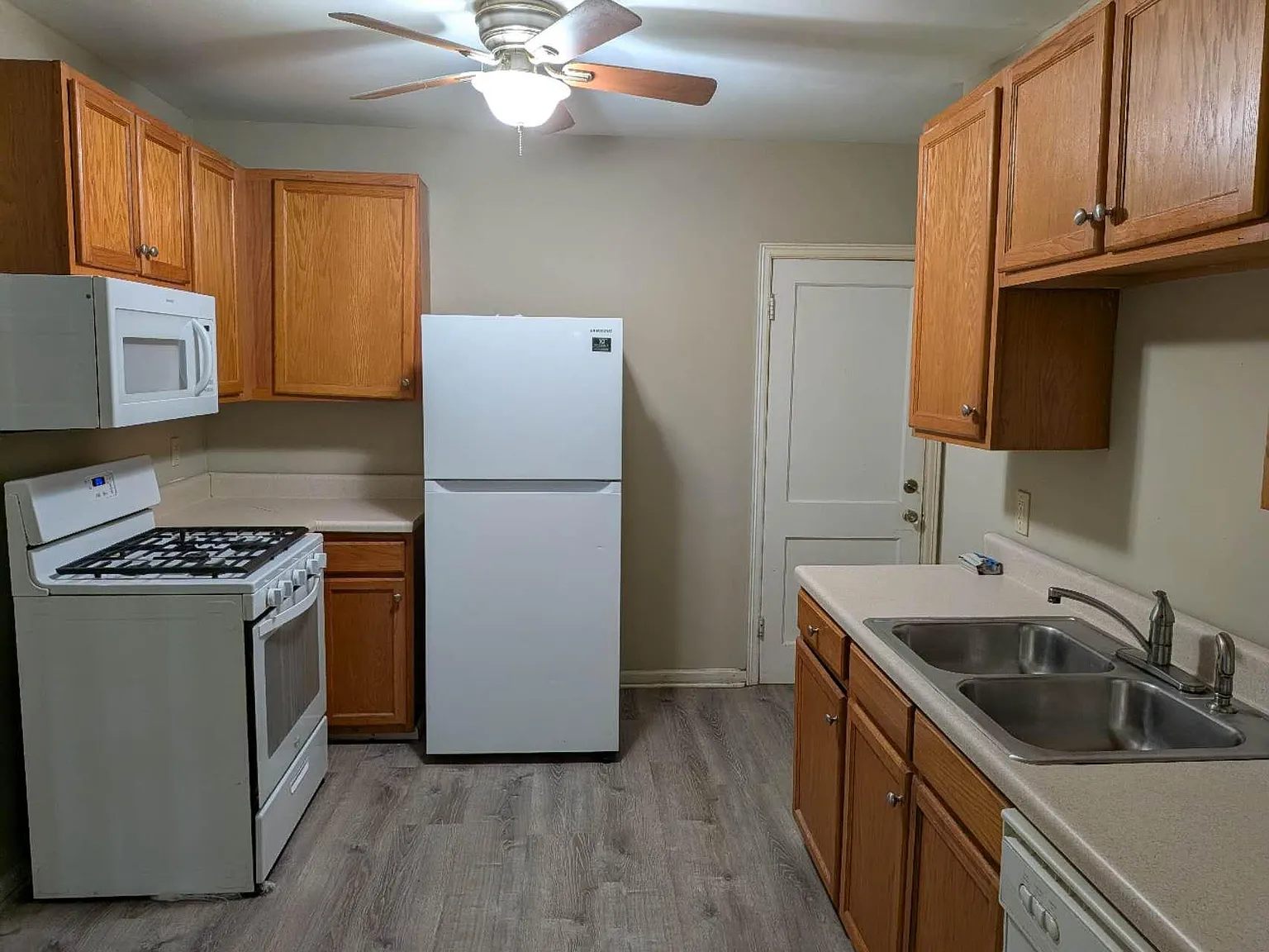 4 bed, 2.5 bath, 2223 sqft, $1,135 — Photo 3