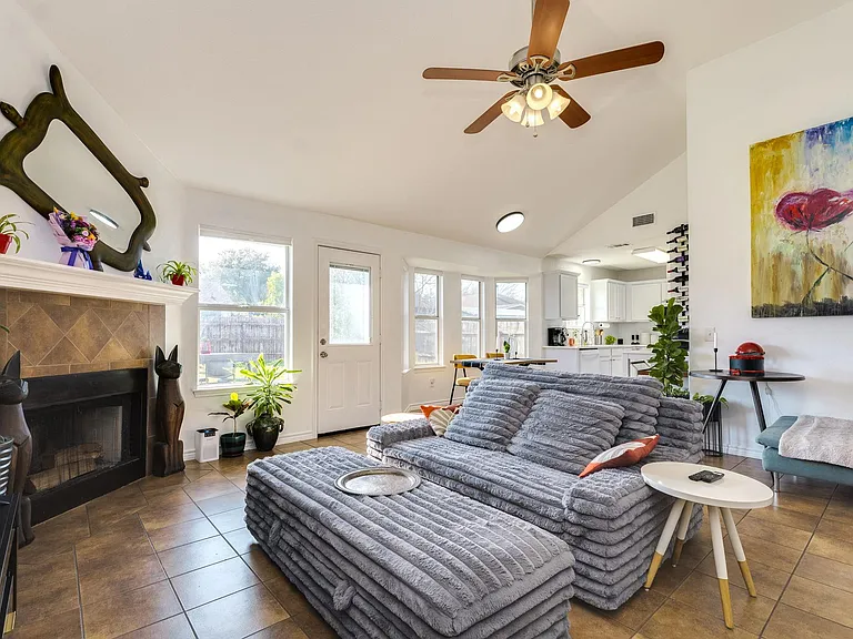 507 Clear Spring Ln — Photo 5