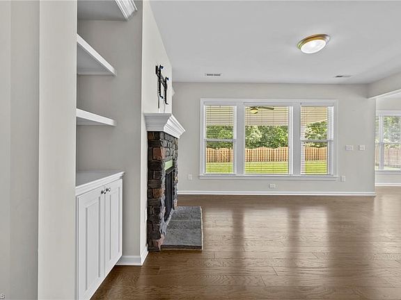 4th image of 811 Blue Moon Ct