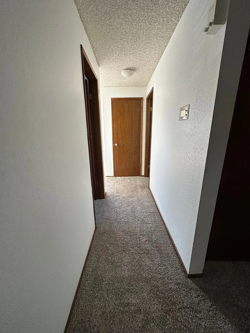 Sunset Manor — Photo 4