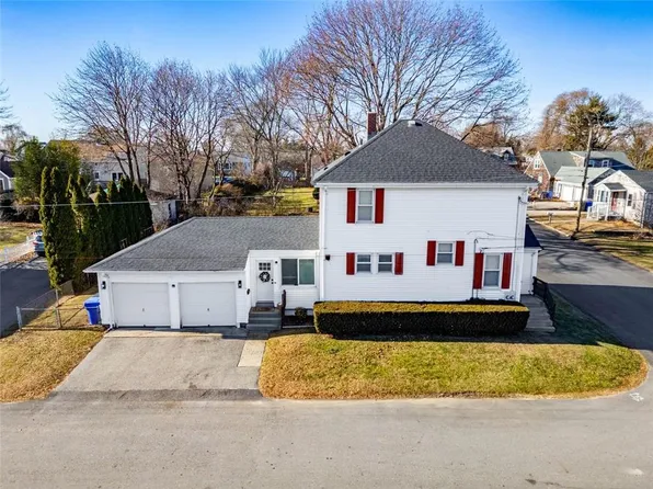 35 E Knowlton St, Riverside, RI 02915