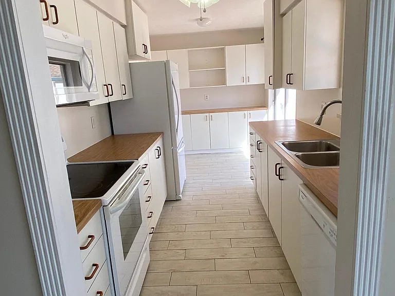 Hallway to kitchen
