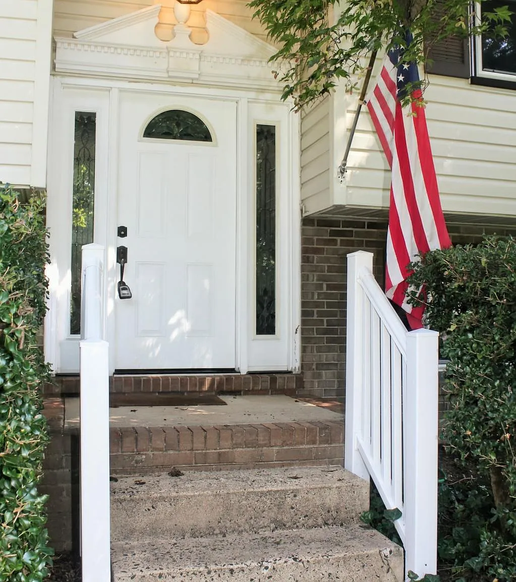 5 bed, 2.5 bath, 2160 sqft, $3,000 — Photo 2