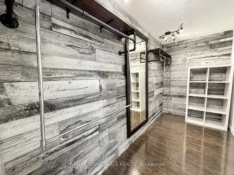 4396 Whittaker Cres — Photo 22