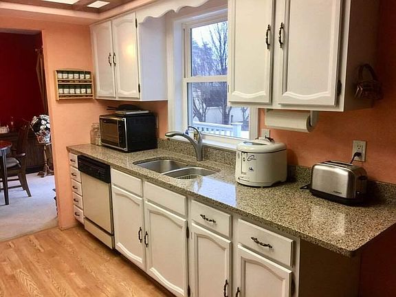 900 Strawberry Lane Kitchen 2