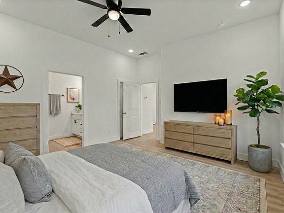 5th image of 919 W Day St