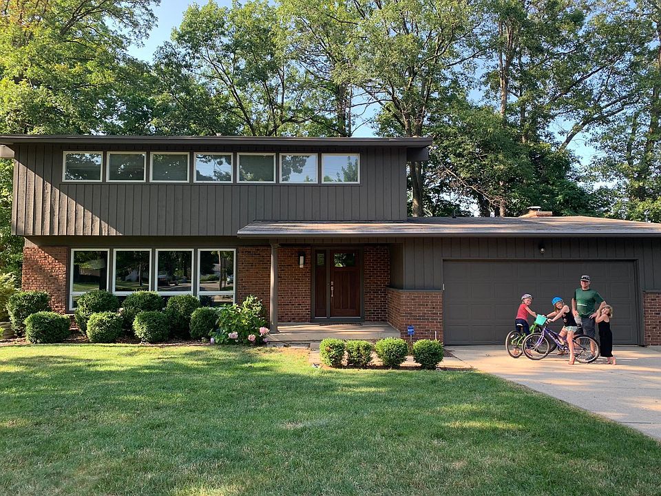 1st image of 2121 Elmwood Dr SE