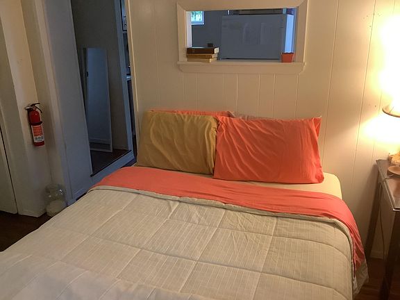 Large room that can be sleeping area and small living room space