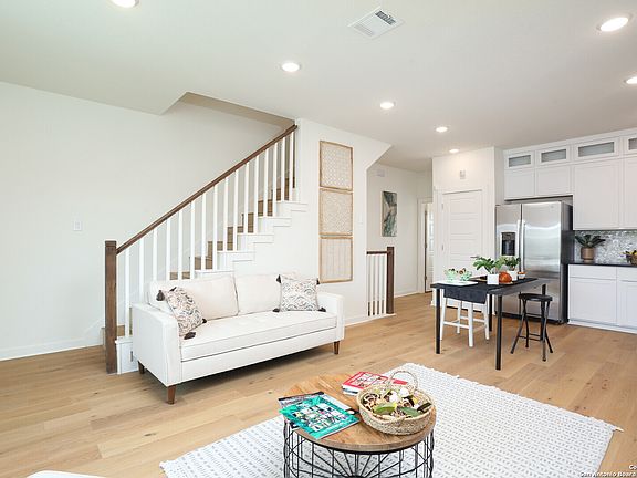 4th image of 310 W Evergreen St #127