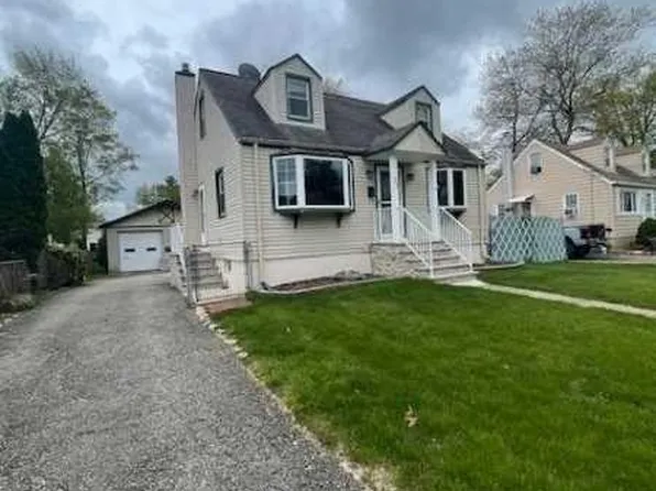 11 Roy Ave, Bloomingdale, NJ 07403