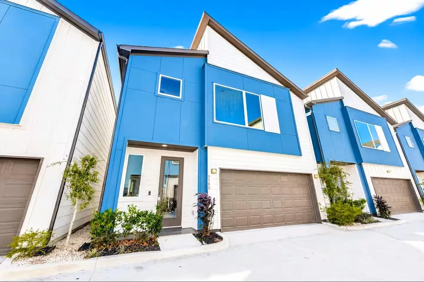 3 bed, 2.5 bath, 1556 sqft, $2,400 — Photo 1