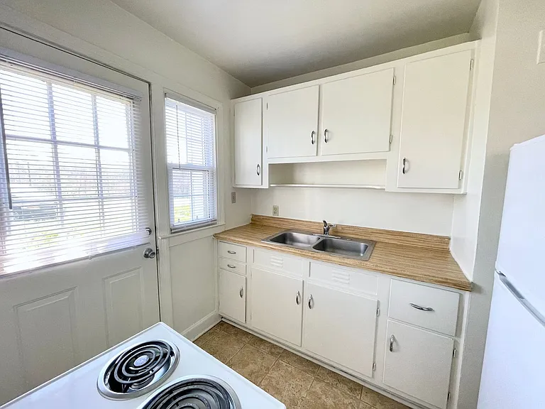 Latham Park Manor — Photo 17