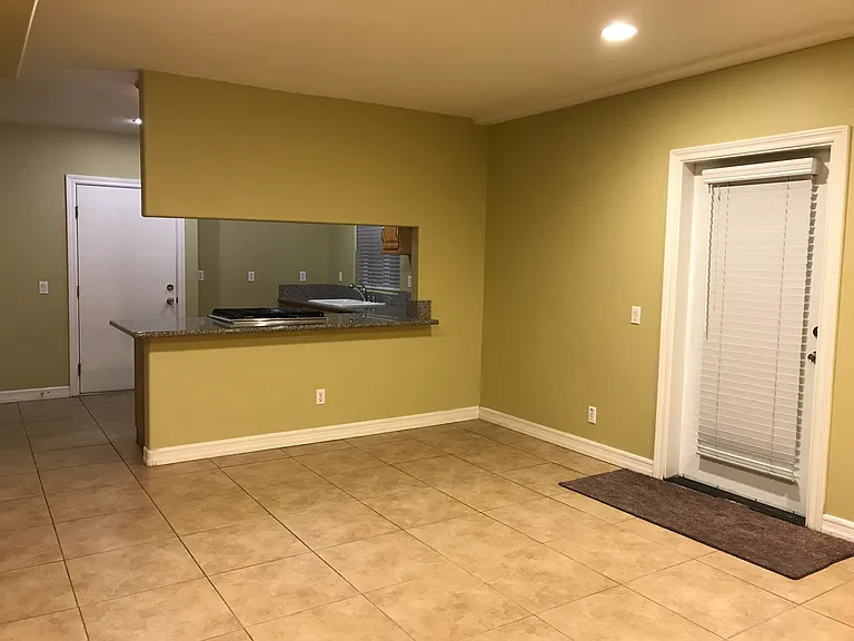 1334 S Grand Ave — Photo 15
