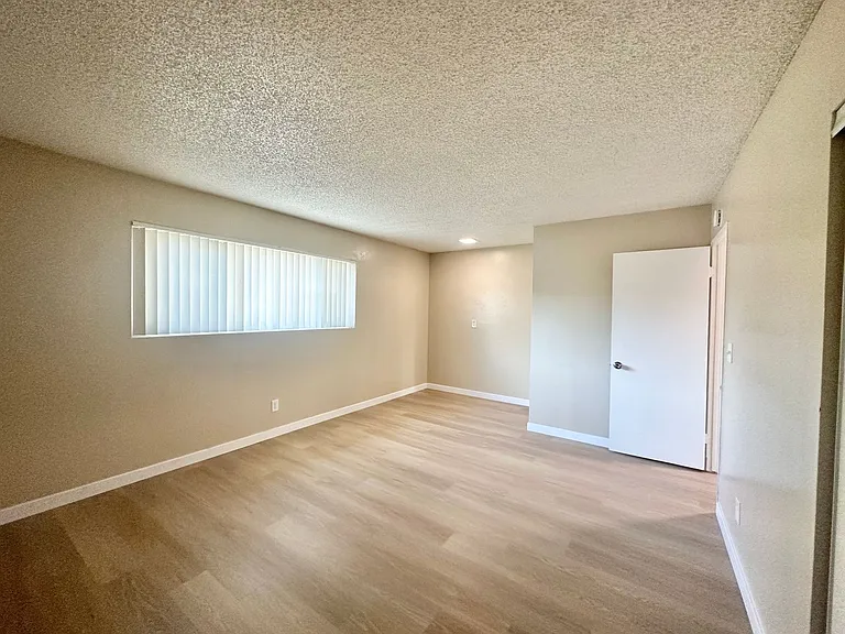 Huntington Clay Apartments — Photo 30