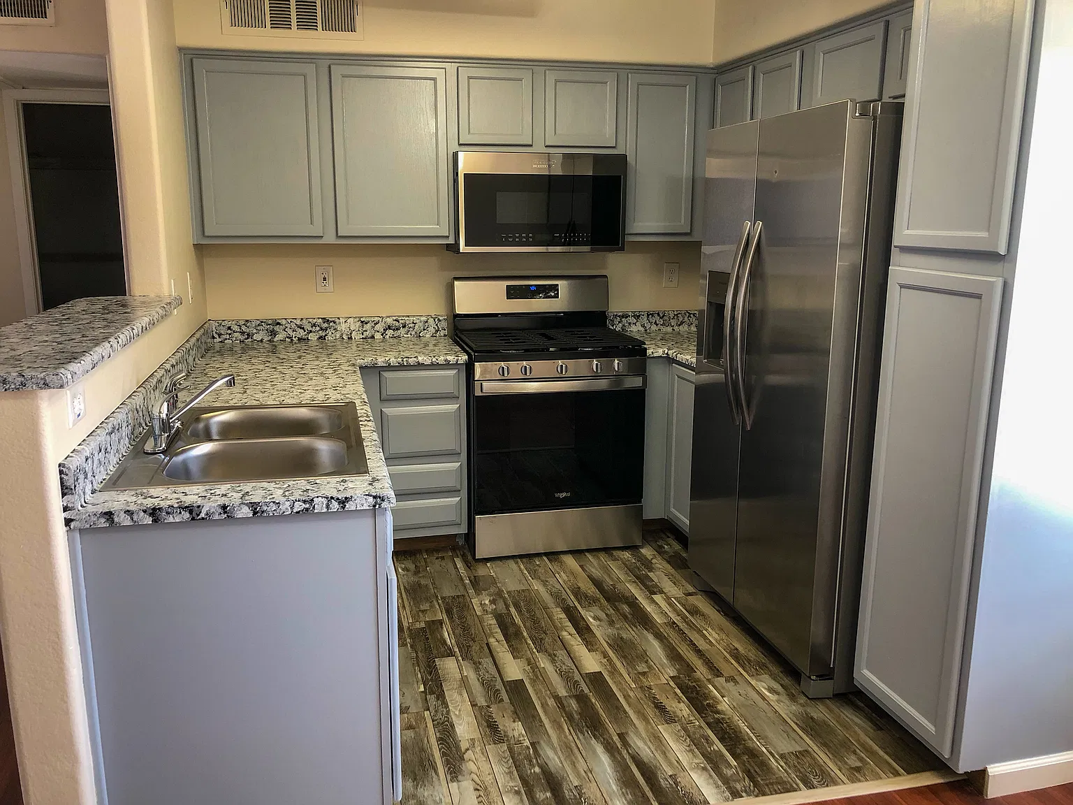 2 bed, 705 sqft, $1,200 — Photo 2