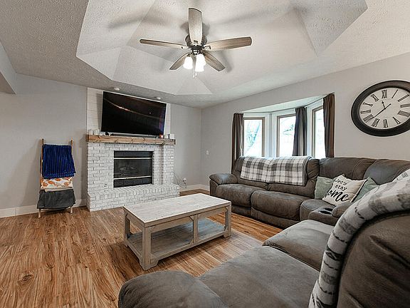 5th image of 142 Woodbury Cir