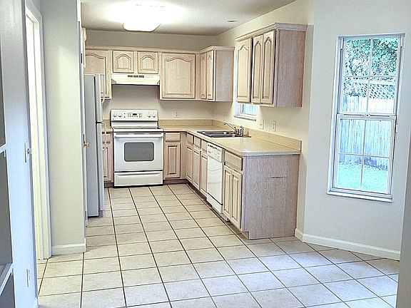 5th image of 1081 SW Jamestown Gln