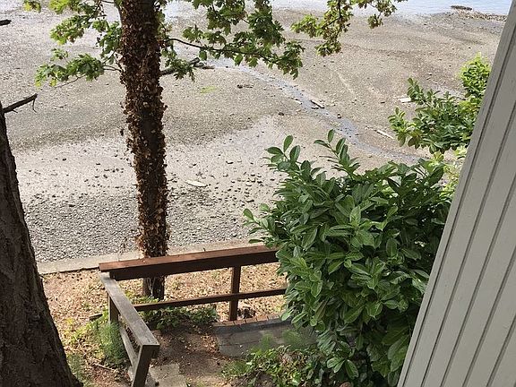 3rd image of 1509 E Bay Dr NE