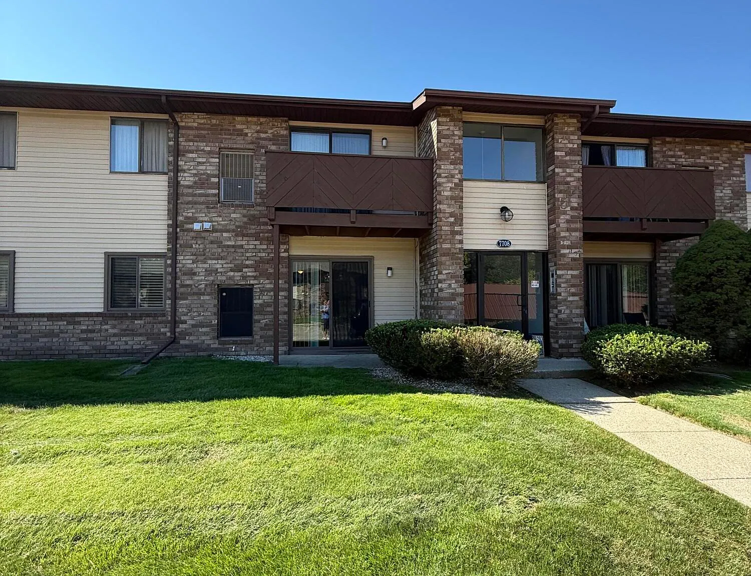 2 bed, 1.0 bath, 918 sqft, $1,350 — Photo 2