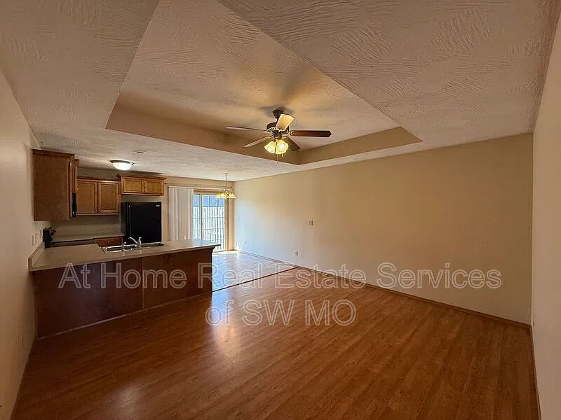 3 bed, 2.0 bath, 1327 sqft, $1,330 — Photo 2