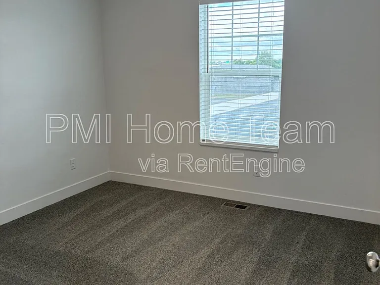 618 W Cozy Ln — Photo 12