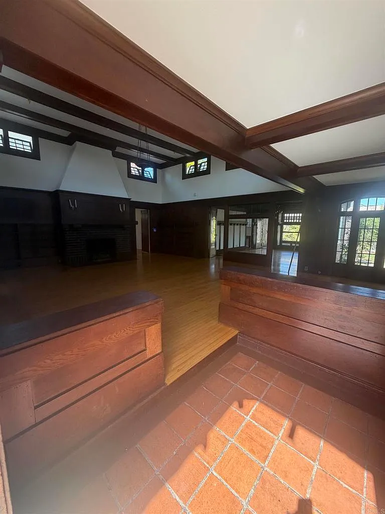 3 bed, 2400 sqft, $7,500 — Photo 2