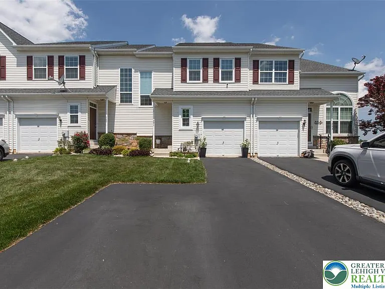 991 King Way — Photo 2